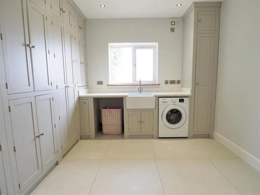 Fully Fitted Utility Room 088