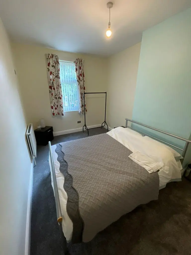 1 room in a house share