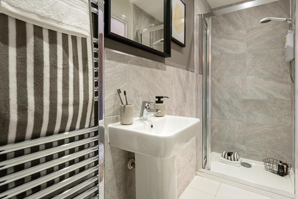 Modern en suite shower room