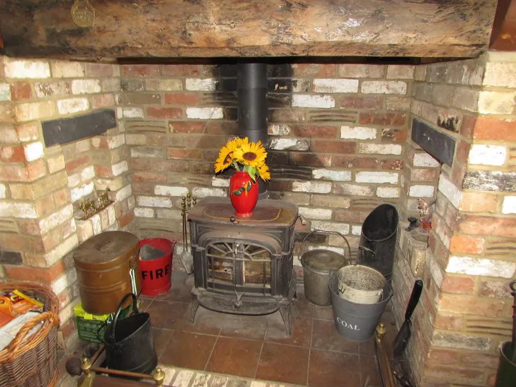 Inglenook fireplace with dual fuel burning stove