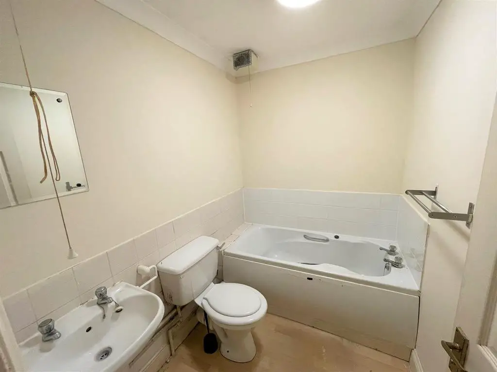 4 roxan court bathroom.jpg