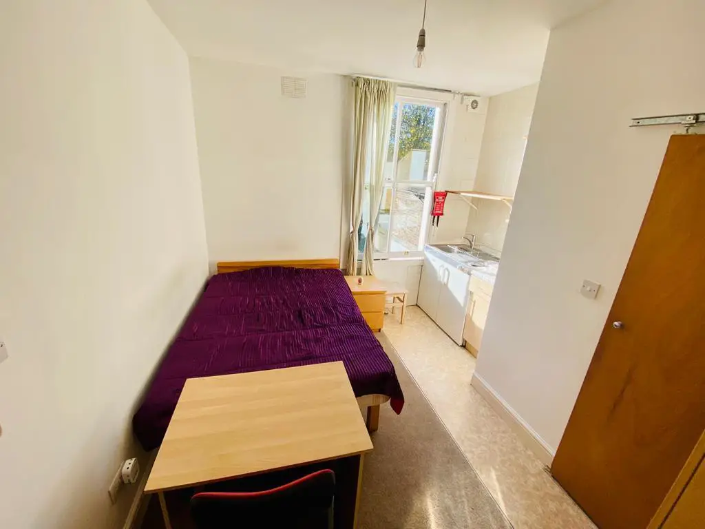 Self contained studio flat to let close Arsenal S