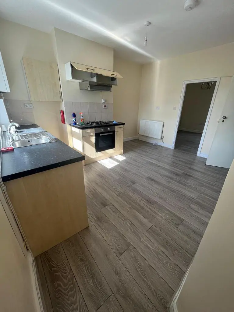 Newly refurbished 2 bed first floor flat on Becon