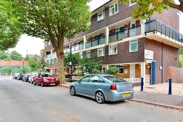 5 bedroom Maisonette (No Lounge) 5 Mins from Bow