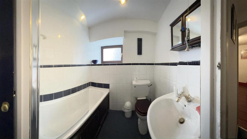 23013 Bathroom.jpg