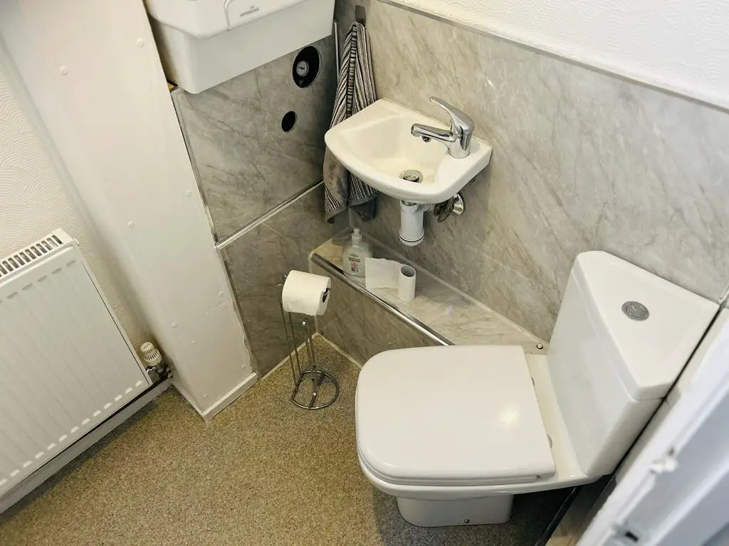 Bathroom / WC:
