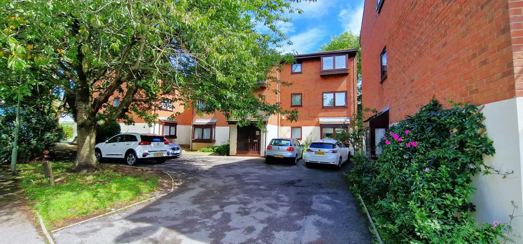 2 Bedroom Flat With Separate Garage