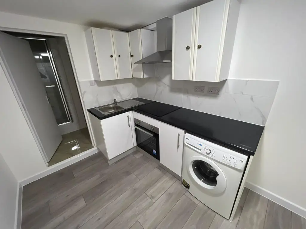 Studio Flat Available for Rent in Romford!