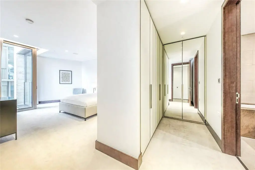 Bedroom/Hallway