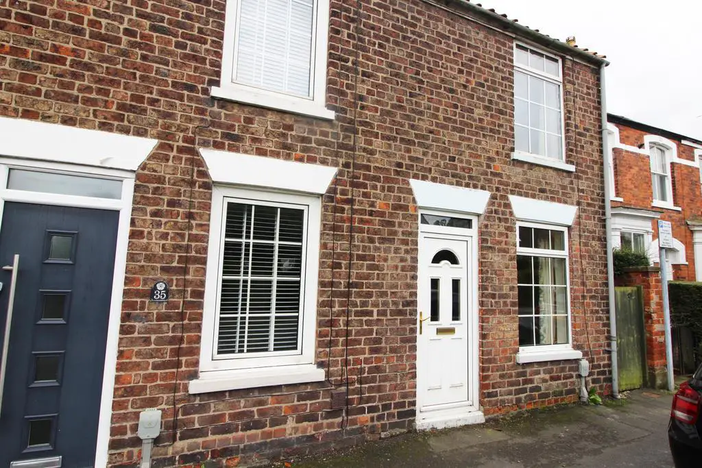 2 Bedroom House   end terrace for Sale