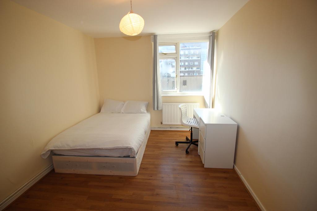 Large double room available for rent in E14 Popla