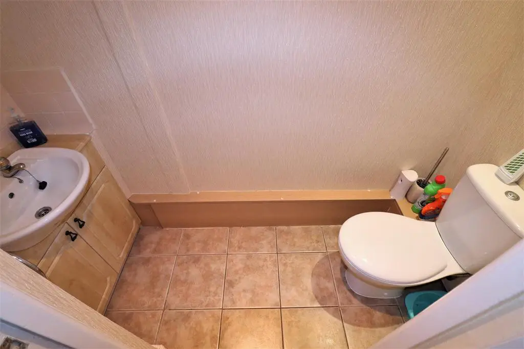 Guest cloakroom with wc