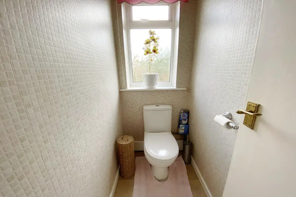 Spacious 3 Bedroom Bungalow close to shops &amp;...