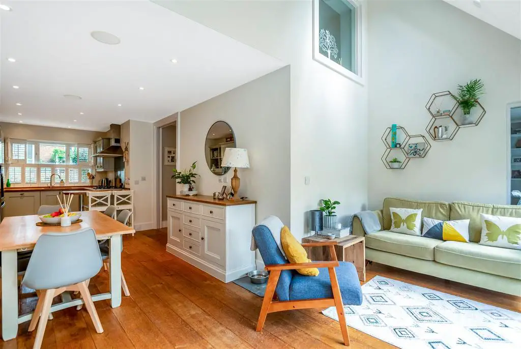 Dining area/rear reception