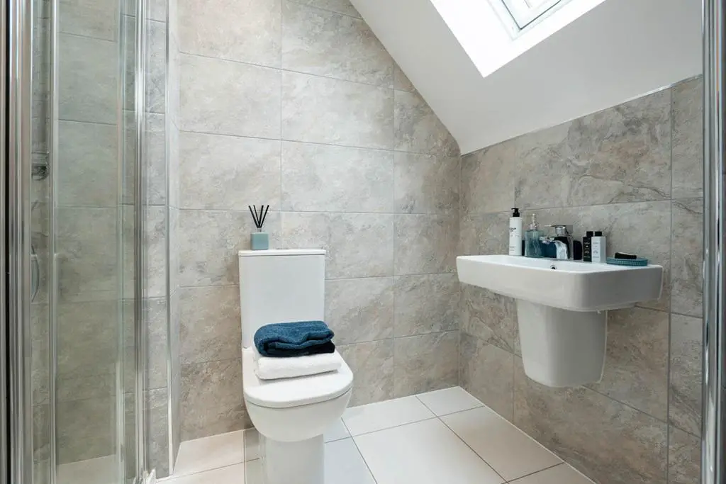 The ideal, relaxing en suite to the main bedroom