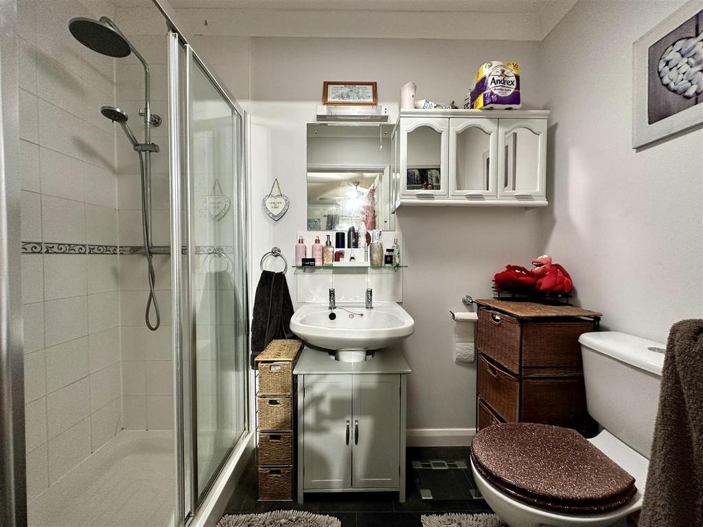 En Suite Shower Room: