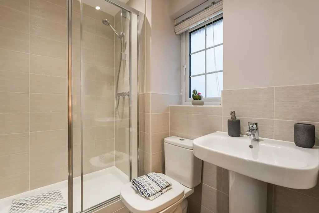 Full width shower enclosure to en suite