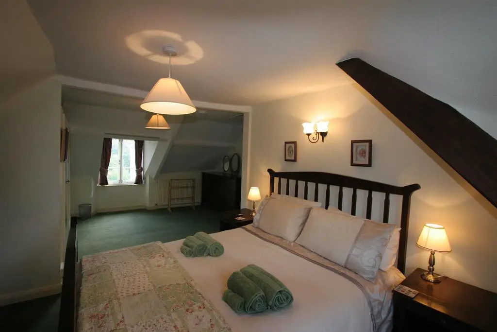 Swiss Cottage principal bedroom 13.JPG