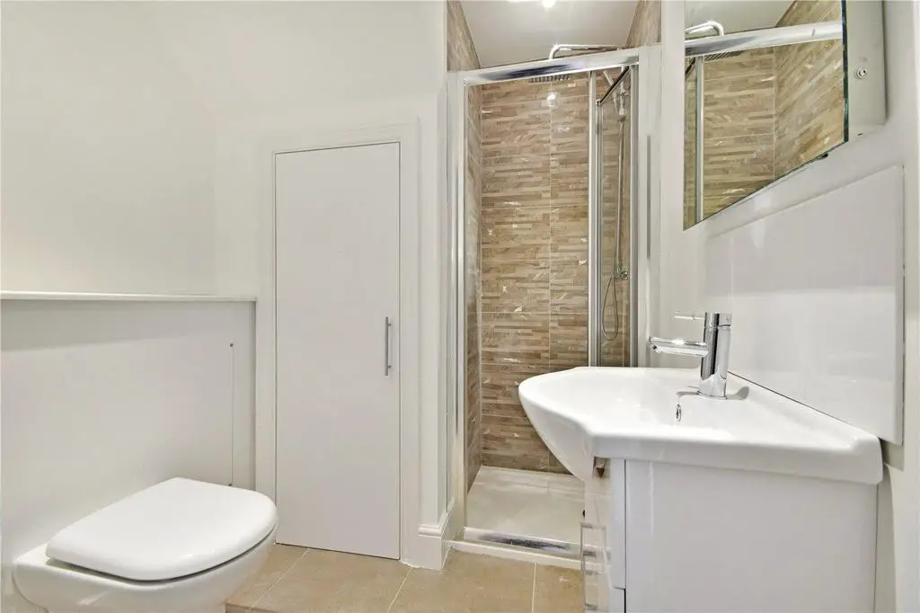 Contemporary fitted bathroom combined W.C