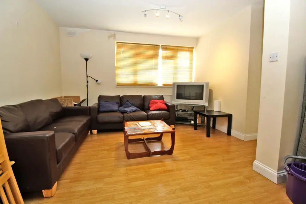 En suite double room available to rent in morden