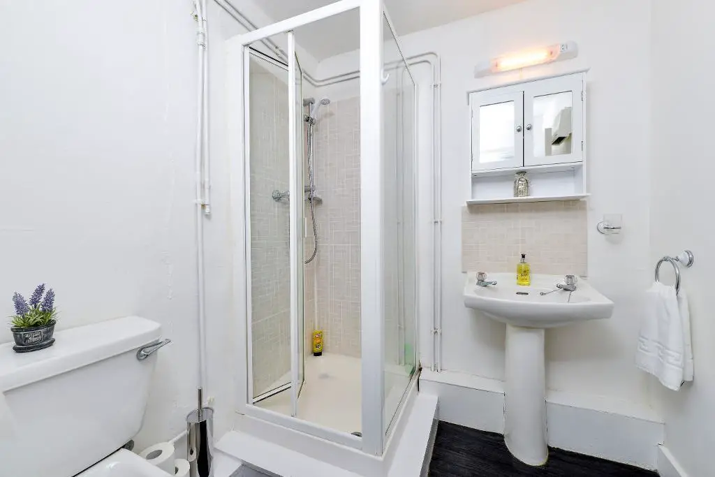 7b Shower Room