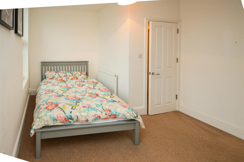 Flat 4 49 Musters Rd bed 2a.jpg