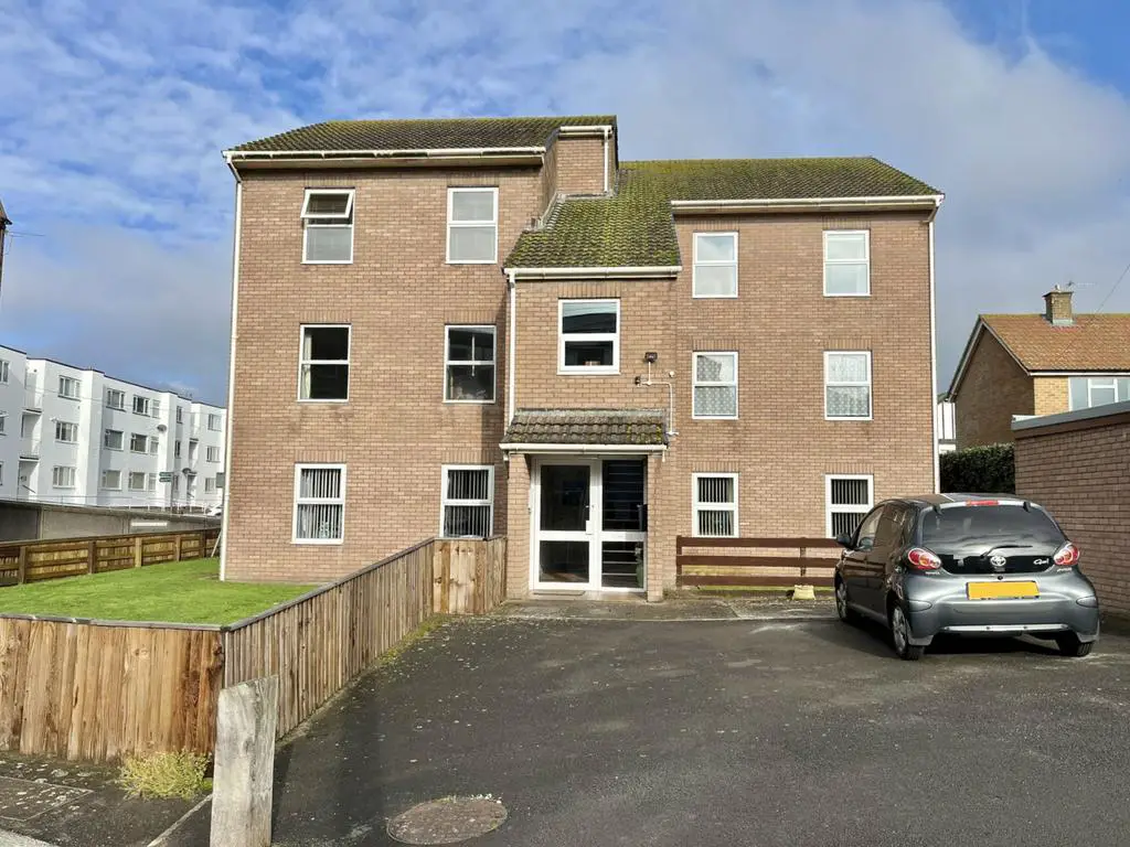 A 2 Bedroom Second Floor Flat Close to the Seafro