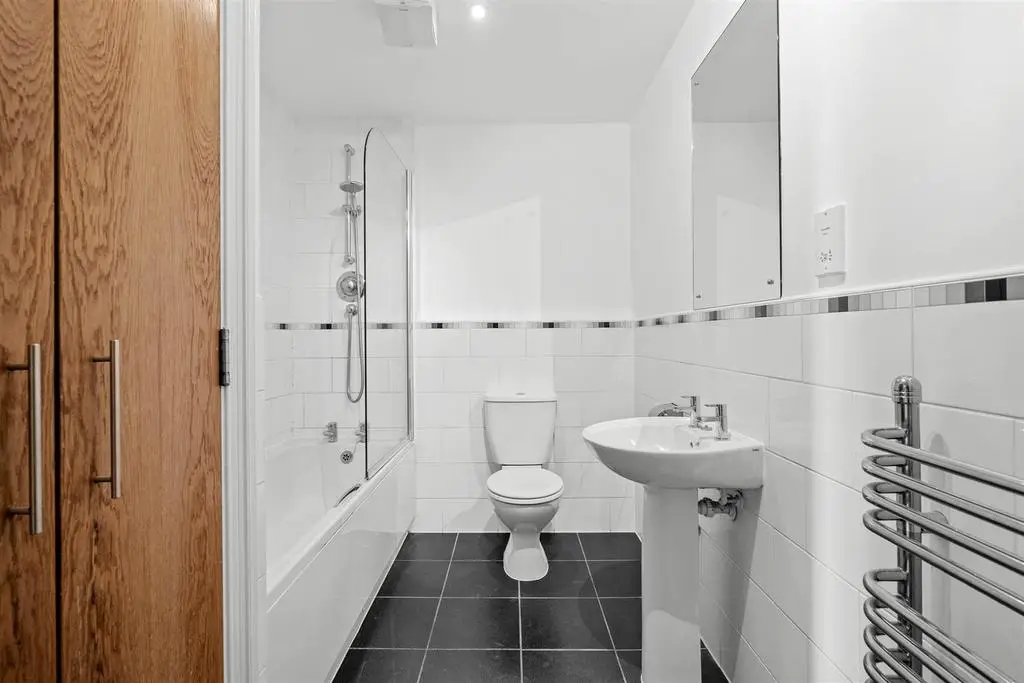 2 Malvern House   bathroom (brochure).jpg