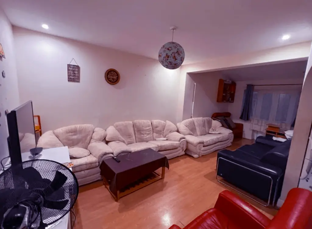 Beautiful 2 Bed Ground Floor Maisonette to Let in