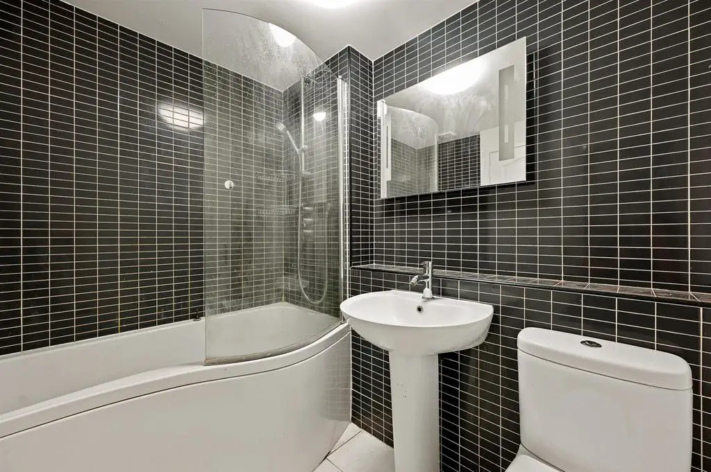 LR   1 Seton Court   Bathroom1 (1).jpg