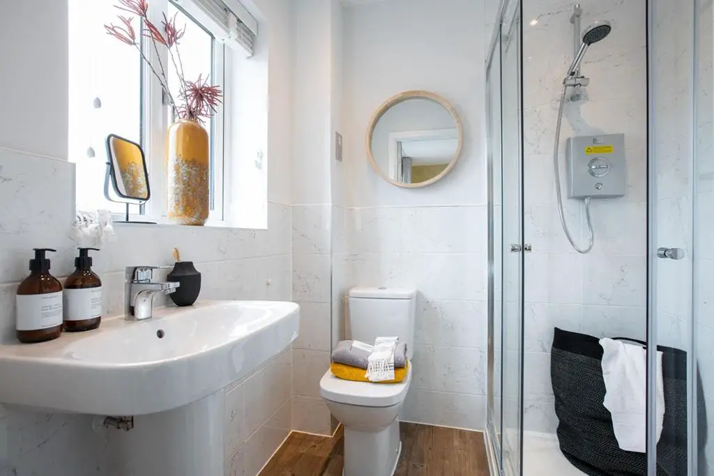 Contemporary en suite shower room