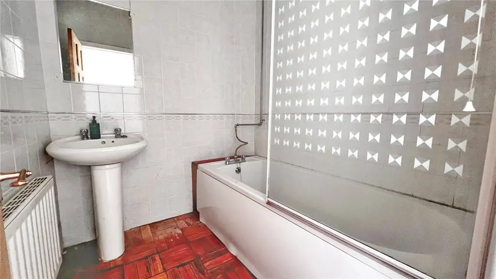 Bathroom Lounge 6a