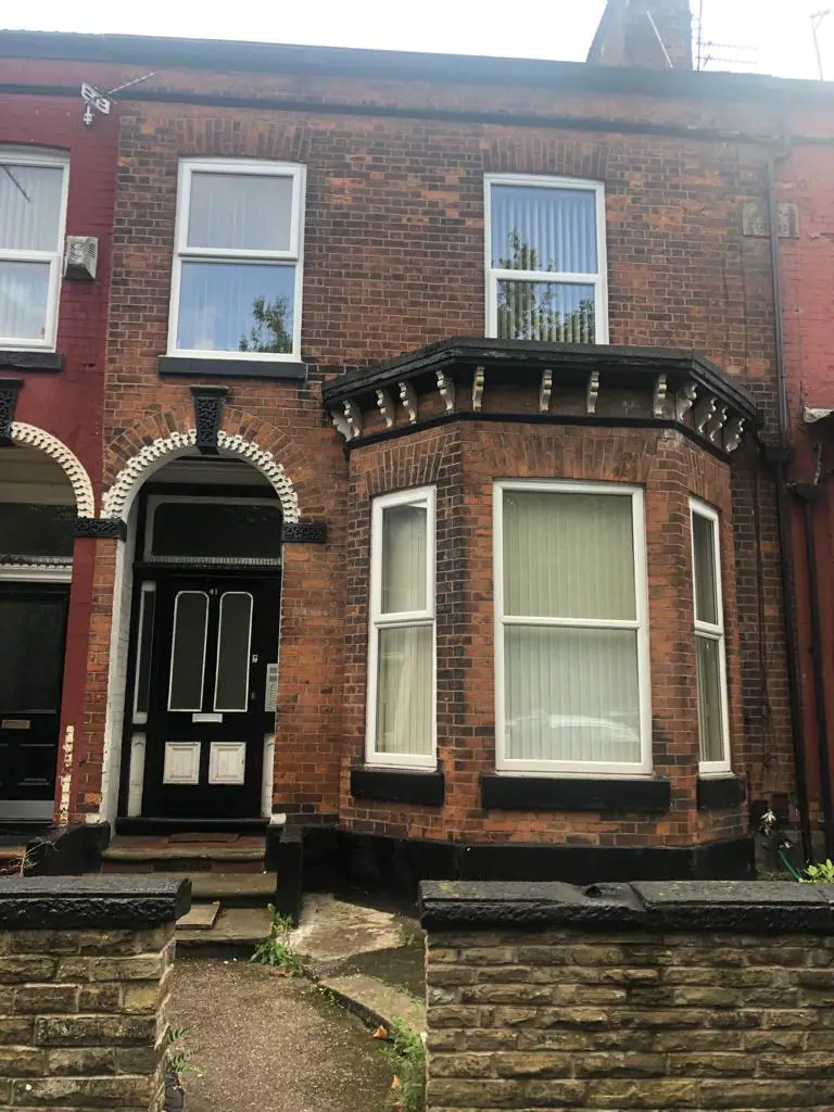 Available bedsit in Bolton Road, M6