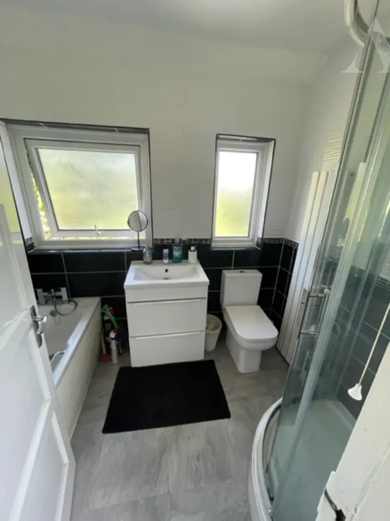 8 holywell road bathroom