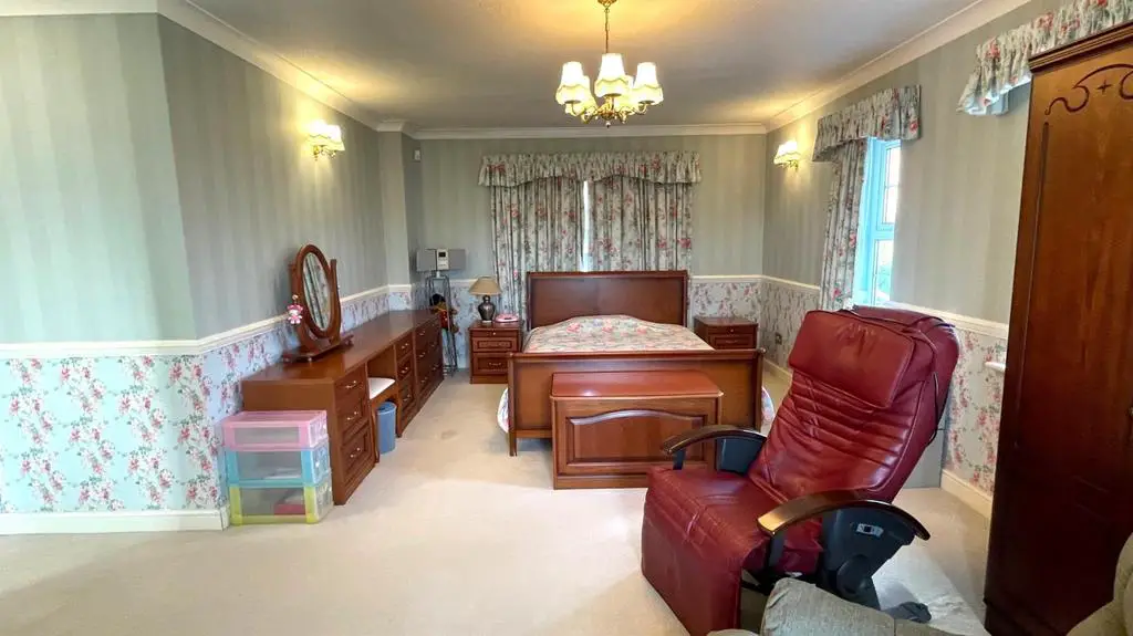 Triple aspect principal bedroom suite
