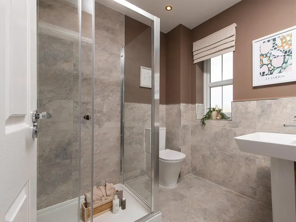 En suite with a choice of Porcelanosa tiles
