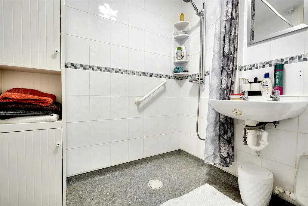 Shower Room 2.jpg