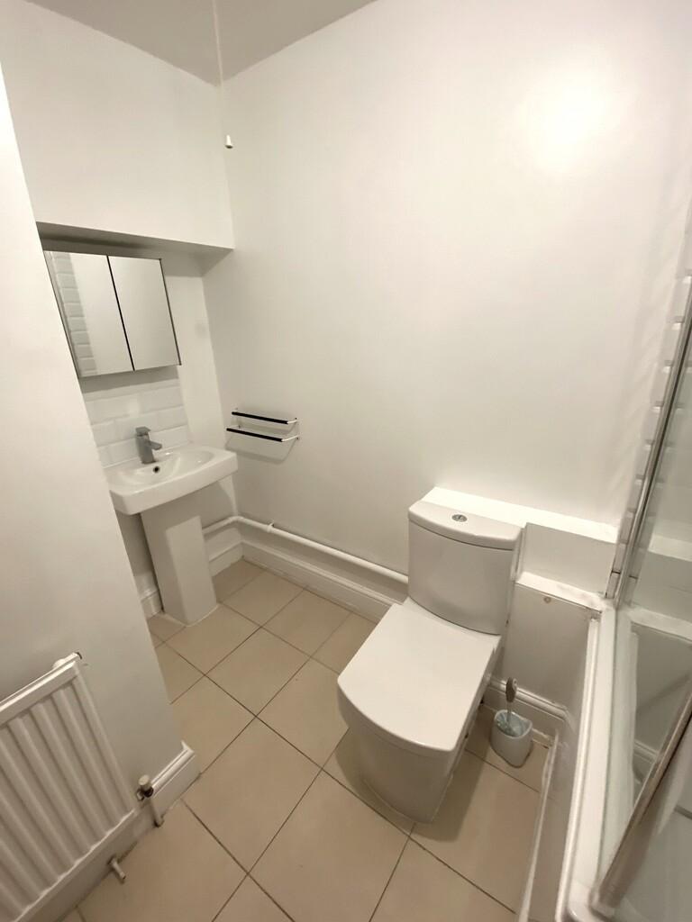 Bathroom (b).jpg