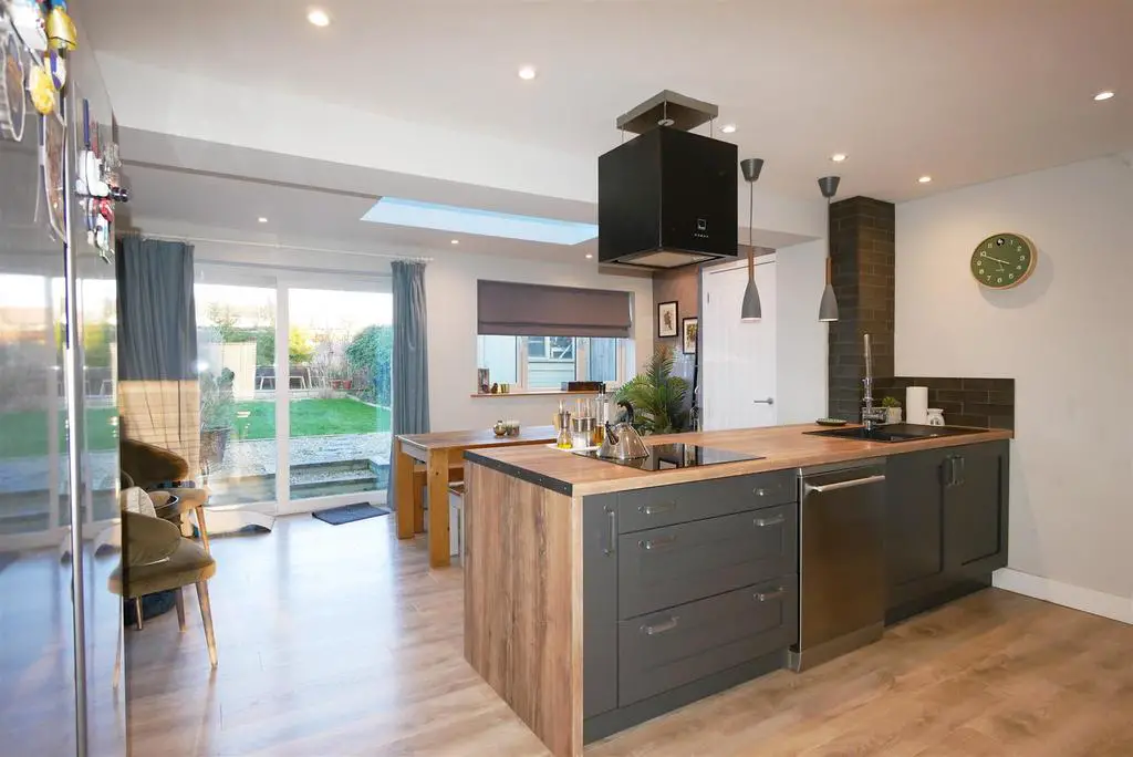 Open plan kitchen/diner