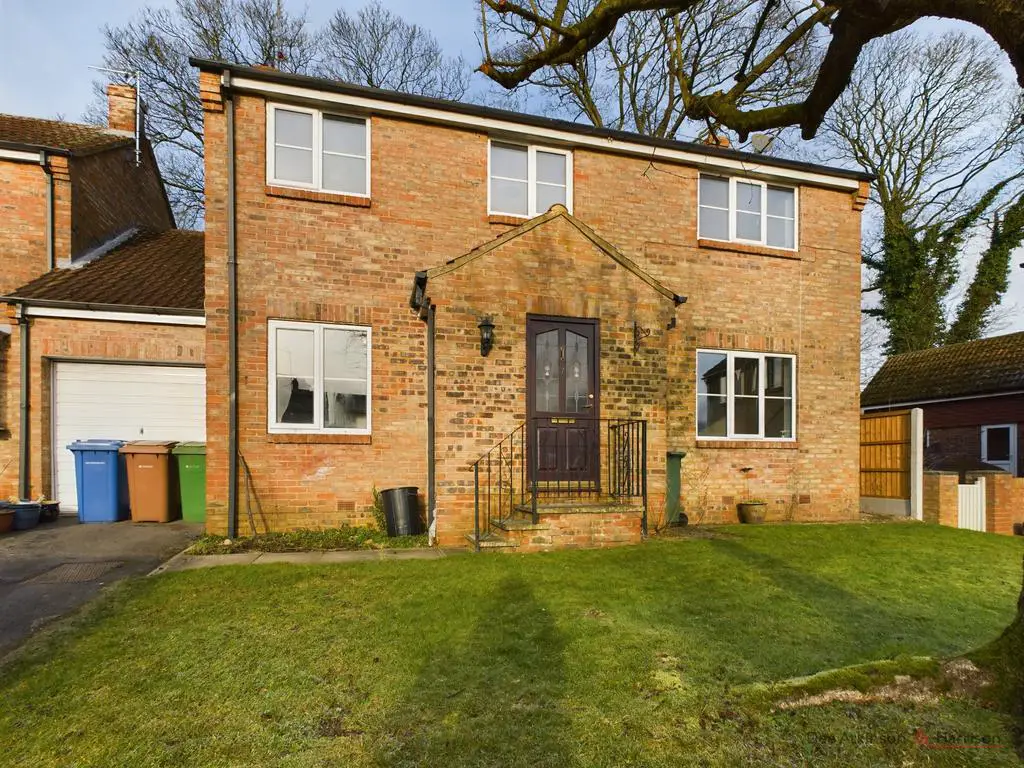 A five bedroom detached house with garage   To Le