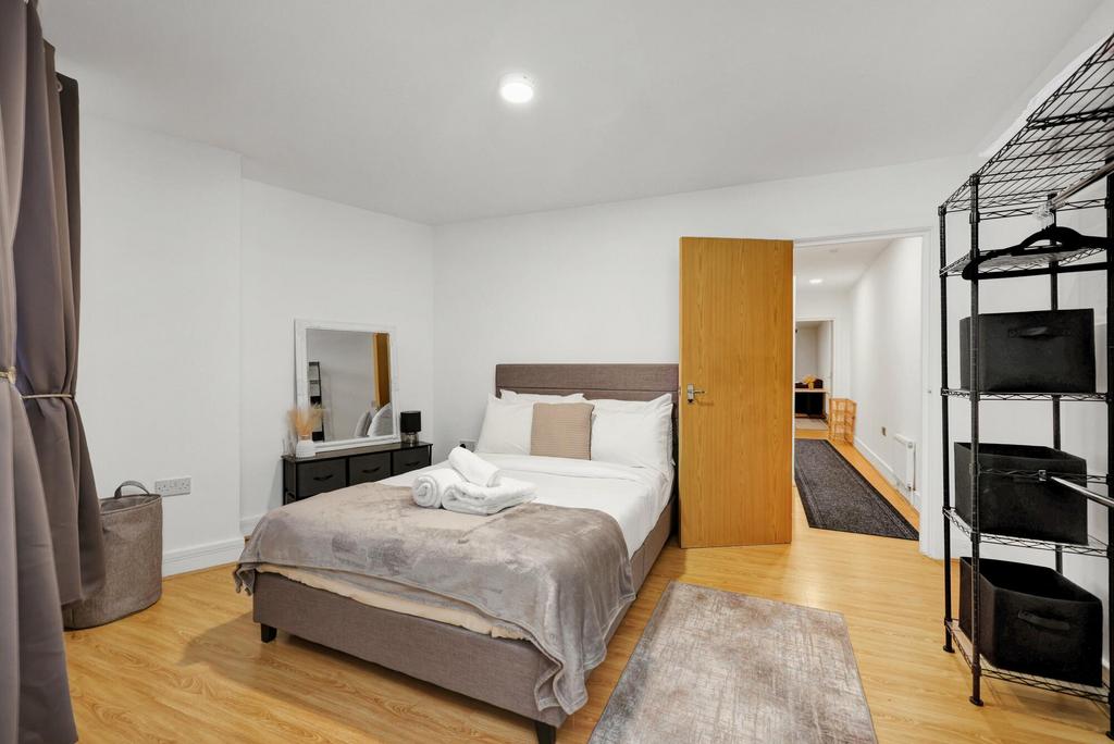 Bedroom aspect 2