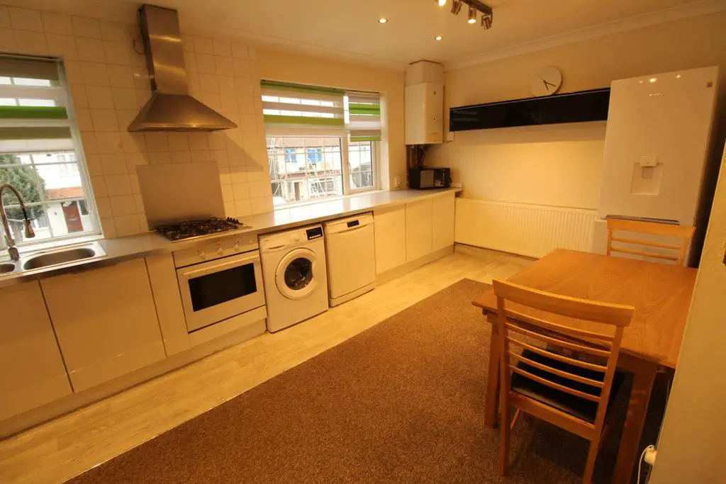 Well Maintain Large One Bedroom Flat in Hayes