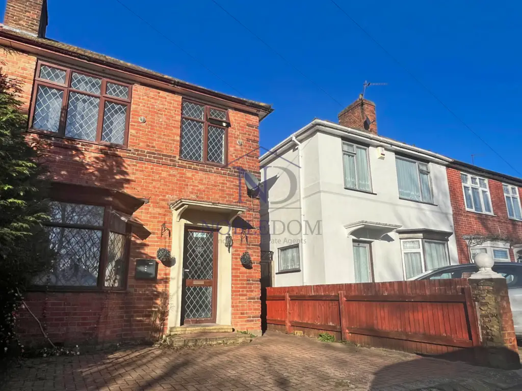 Three bedroom semi detached house in hounslow