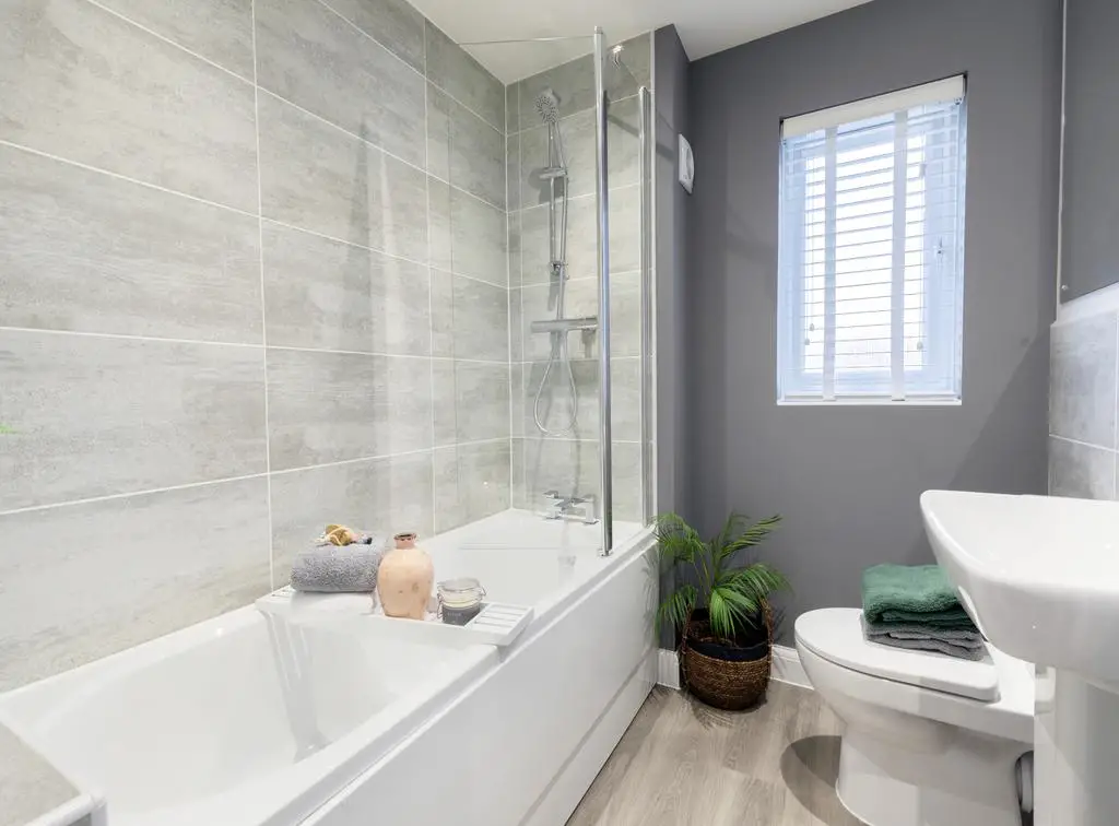 Family bathroom in the Woodcote 4 bedroom home