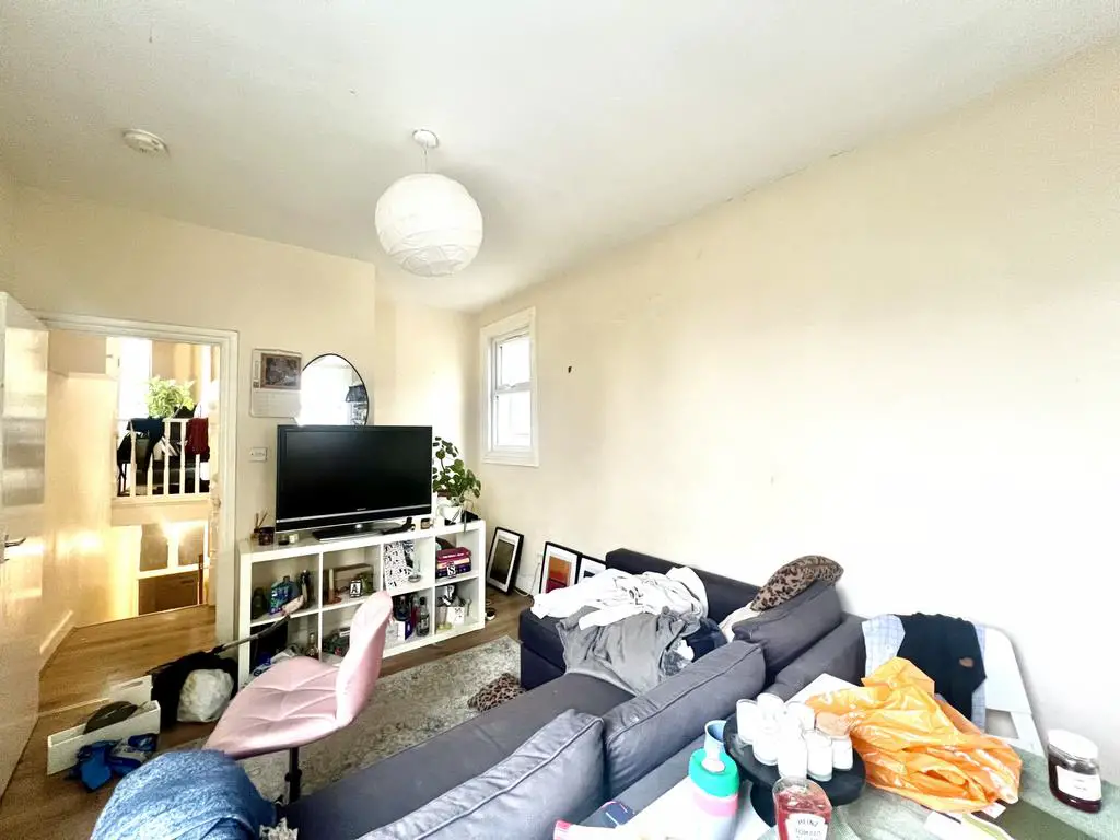 3 Bedrooms Flat to rent in Harlesden