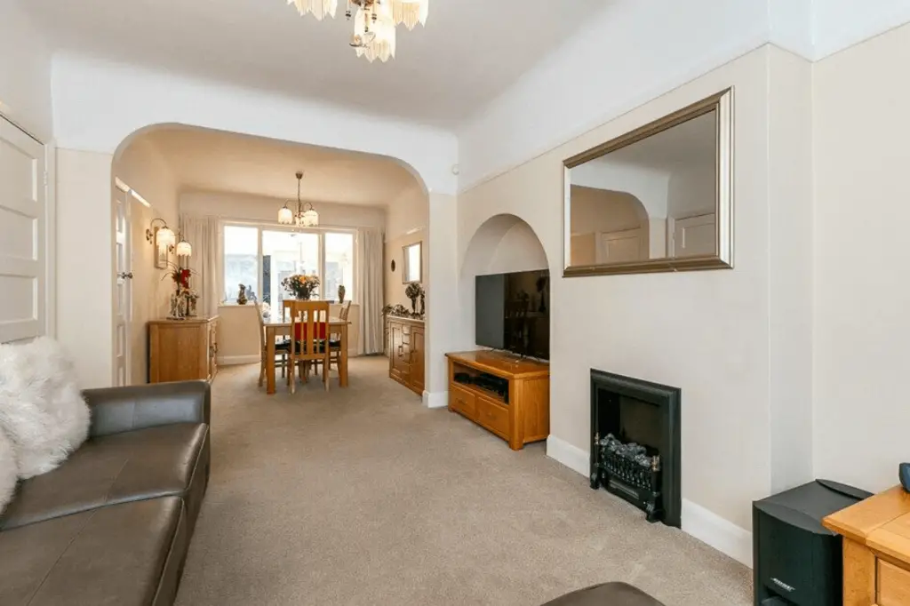 Three Bedroom End of Terraced House in Bromley