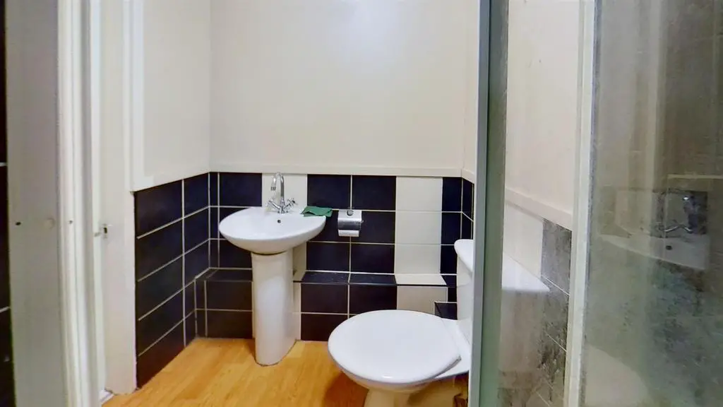 181 A Wednesbury Road Bathroom.jpg