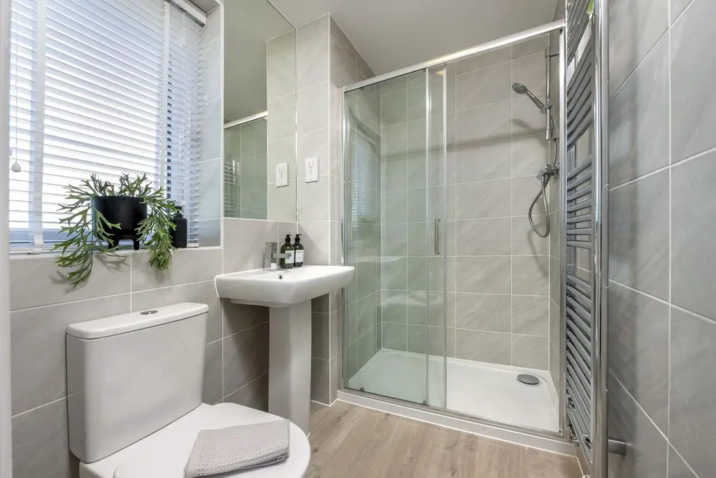 En suite with shower and toilet and sink
