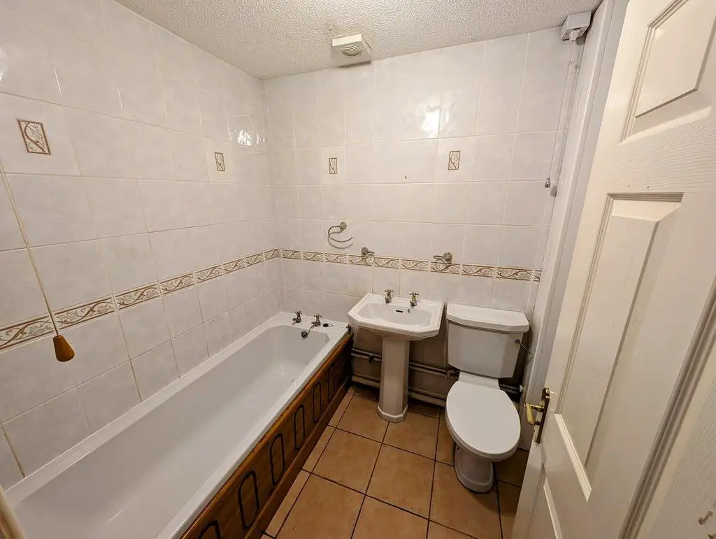 39 Newman Close Bathroom.jpg
