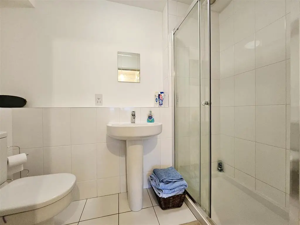 En Suite (Lower Grd Floor)